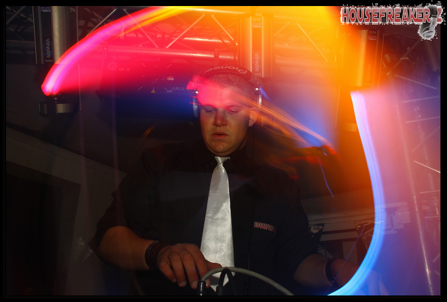 889x601 pixels (496K)